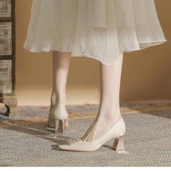 Magas sarkú cipő szatén felsőrésszel, négyszögletes orral, vastag alacsony sarokkal, gumitalppal