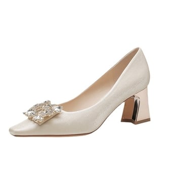 Magas sarkú cipő szatén felsőrésszel, négyszögletes orral, vastag alacsony sarokkal, gumitalppal