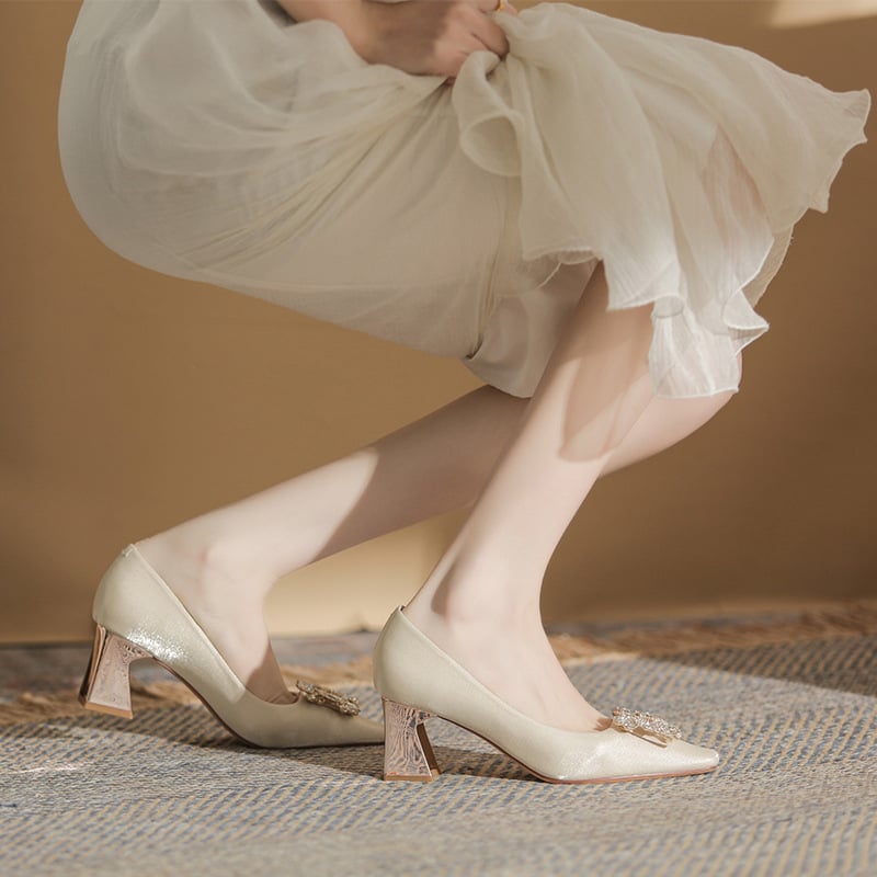 Magas sarkú cipő szatén felsőrésszel, négyszögletes orral, vastag alacsony sarokkal, gumitalppal