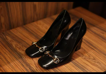Ženske mule s kvadratnim vrhom, PU gornji dio, 6–8 cm visokim petom, slip-on dizajn, podstava od ovčje kože