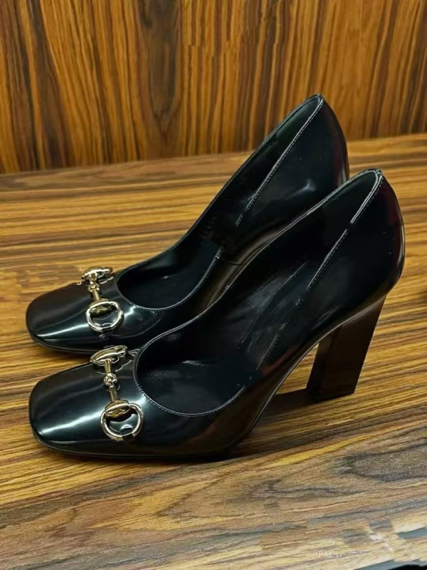Ženske mule s kvadratnim vrhom, PU gornji dio, 6–8 cm visokim petom, slip-on dizajn, podstava od ovčje kože