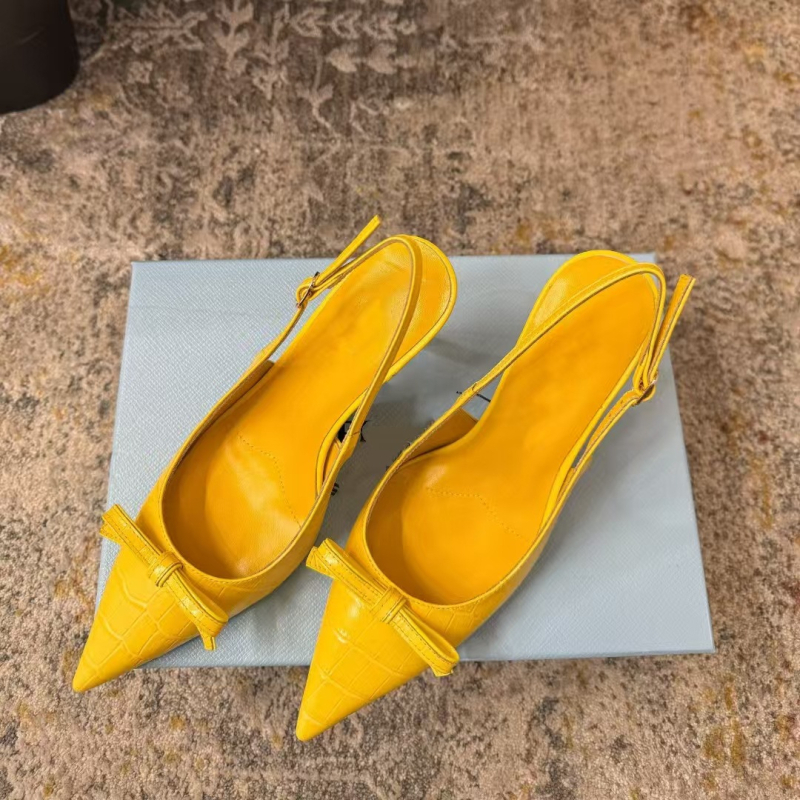 Ženske salonke s oštrim vrhom i stražnjim remenom — kitten heel, gornji dio od vrhunske kože, potplat od prave kože, ulošak od ovčje kože, kopča, visina pete 6-8 cm