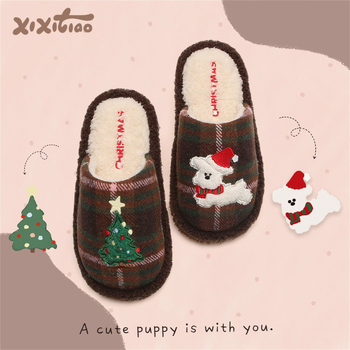 Otthoni papucs kutyás hímzéssel, textil felsőrész, PVC talp, lapos sarok, 2025 téli szezon