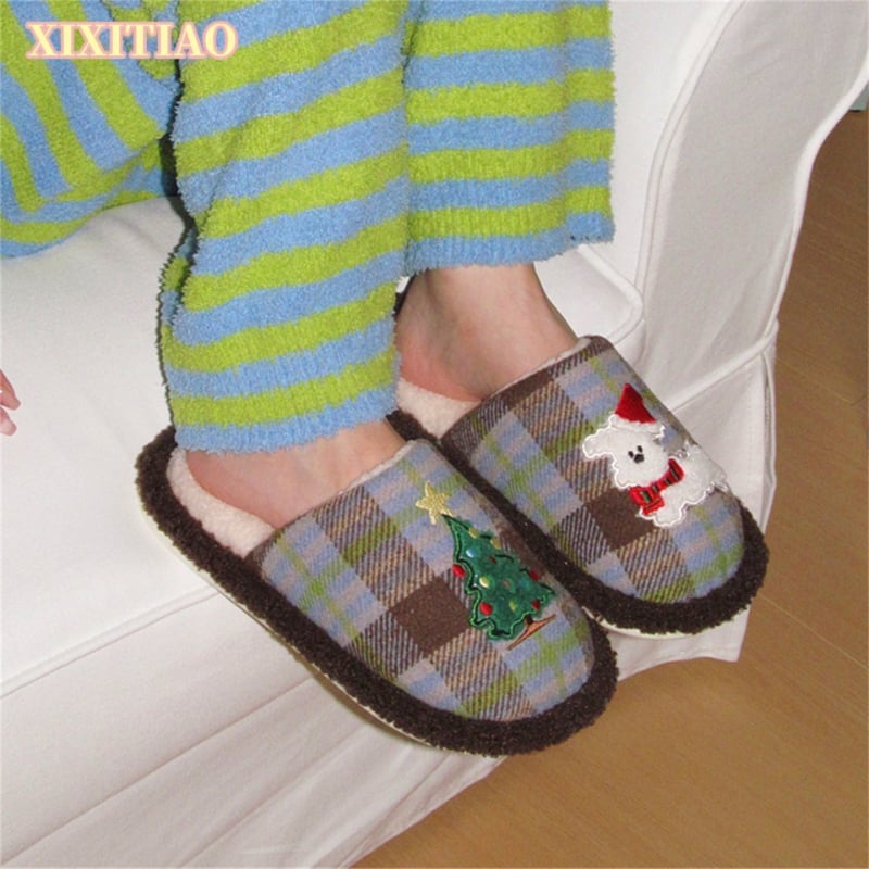 Otthoni papucs kutyás hímzéssel, textil felsőrész, PVC talp, lapos sarok, 2025 téli szezon