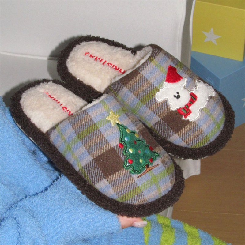 Otthoni papucs kutyás hímzéssel, textil felsőrész, PVC talp, lapos sarok, 2025 téli szezon