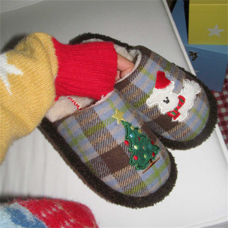 Otthoni papucs kutyás hímzéssel, textil felsőrész, PVC talp, lapos sarok, 2025 téli szezon