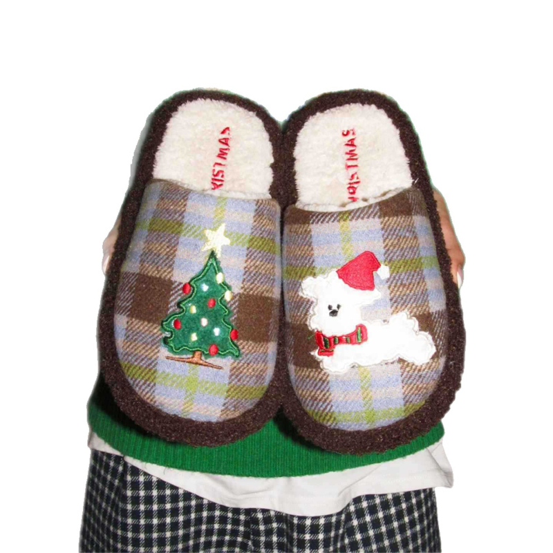 Otthoni papucs kutyás hímzéssel, textil felsőrész, PVC talp, lapos sarok, 2025 téli szezon