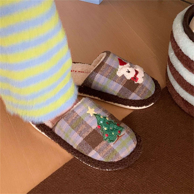 Otthoni papucs kutyás hímzéssel, textil felsőrész, PVC talp, lapos sarok, 2025 téli szezon