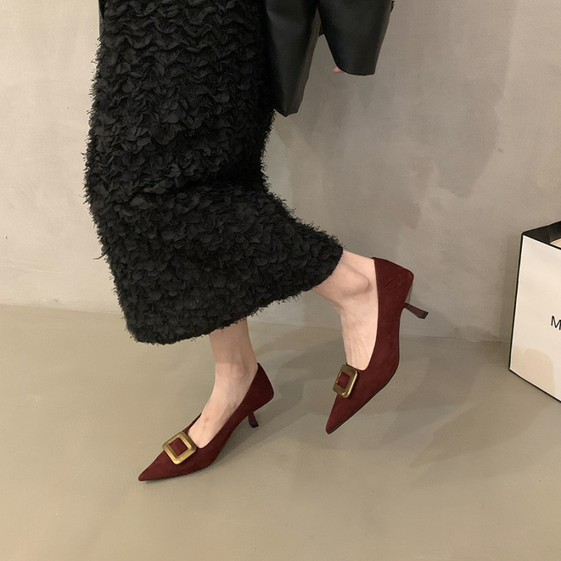 Ženske štikle s oštrim špicom i mačjim potpeticama, velur gornji dio, metalni ukras, slip-on