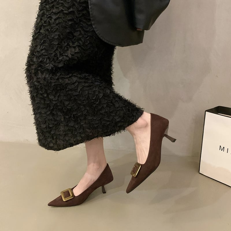 Ženske štikle s oštrim špicom i mačjim potpeticama, velur gornji dio, metalni ukras, slip-on