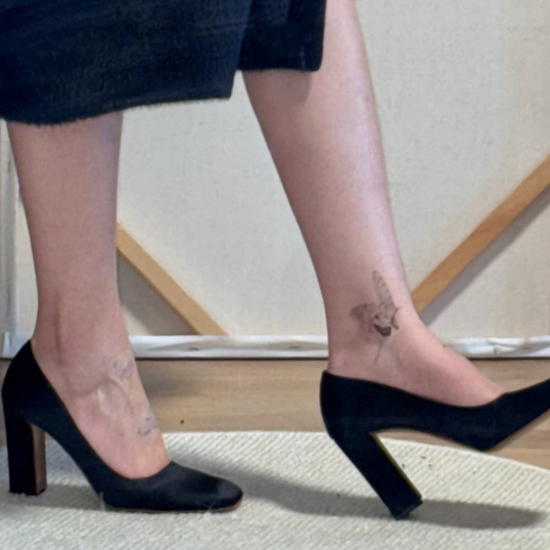 Ženske visoke potpetice s okruglim vrhom, debeli 6-8 cm petu, gornji dio od teleće kože, kožna potplata.