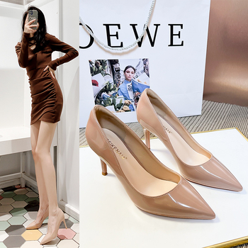 Csillogó bőrrel készült hegyes orrú magas sarkú cipő, 6–8 cm-es sarokkal, gumírozott talppal, bélés és talp báránybőrből