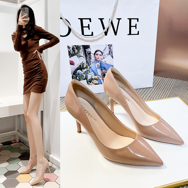 Csillogó bőrrel készült hegyes orrú magas sarkú cipő, 6–8 cm-es sarokkal, gumírozott talppal, bélés és talp báránybőrből