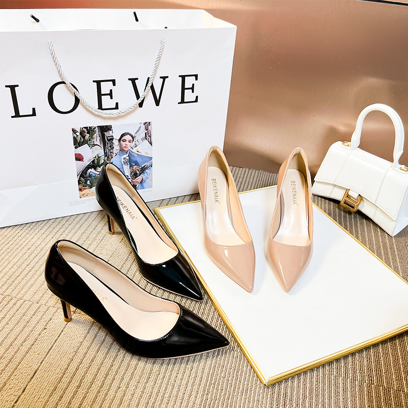 Csillogó bőrrel készült hegyes orrú magas sarkú cipő, 6–8 cm-es sarokkal, gumírozott talppal, bélés és talp báránybőrből