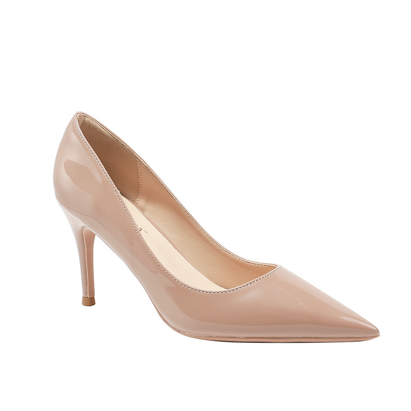 Csillogó bőrrel készült hegyes orrú magas sarkú cipő, 6–8 cm-es sarokkal, gumírozott talppal, bélés és talp báránybőrből