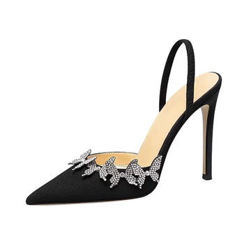 Szatén felsőrésszel készült stilettó magas sarokú cipő, hátul masnival díszített pánt, hegyes orr, hátul fűzőzár