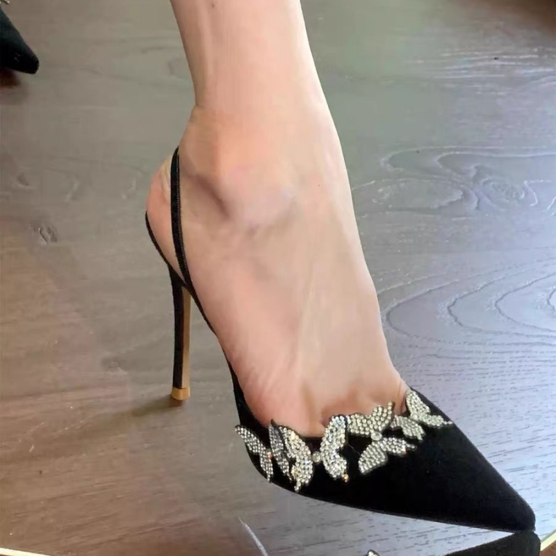 Szatén felsőrésszel készült stilettó magas sarokú cipő, hátul masnival díszített pánt, hegyes orr, hátul fűzőzár