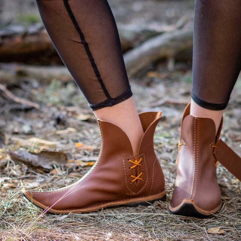 Botine cosplay scurte (Vârf ascuțit; partea superioară din PU artificial; toc plat; închidere cu șireturi; talpă din cauciuc)