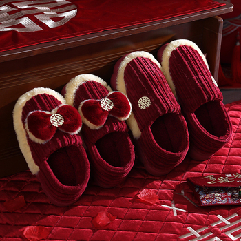 Uniszex béléses beltéri papucs vastag PVC talppal, velúr felsőrésszel, hátsó sarkantyúval; meleg, csúszásmentes, kopásálló; téli–őszi–tavaszi időszakra; talp vastagsága 1.5–3.5 cm; párok számára