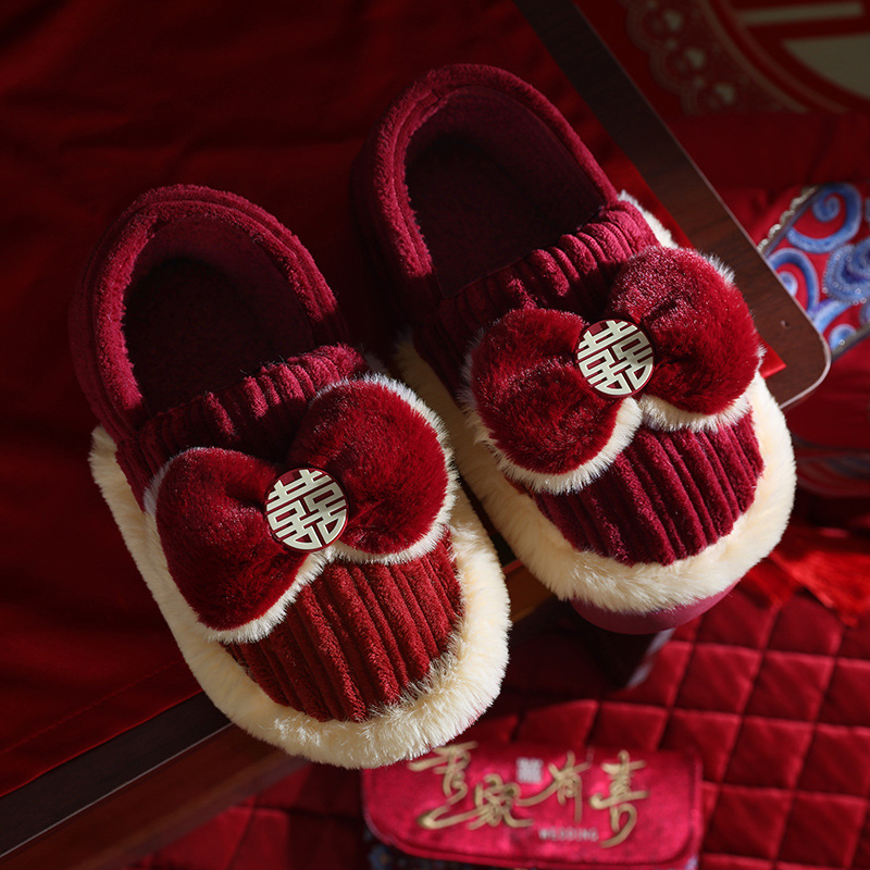 Uniszex béléses beltéri papucs vastag PVC talppal, velúr felsőrésszel, hátsó sarkantyúval; meleg, csúszásmentes, kopásálló; téli–őszi–tavaszi időszakra; talp vastagsága 1.5–3.5 cm; párok számára