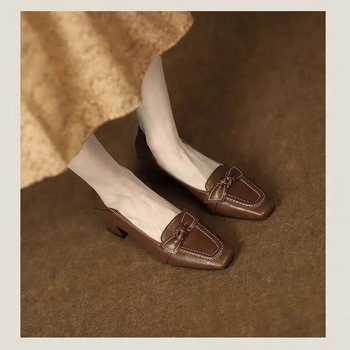 Ženske visoke potpetice s četvrtastim vrhom i debelim petom, PU gornji dio, unutarnji materijal od mikrovlakana, gumena potplata, slip-on stil