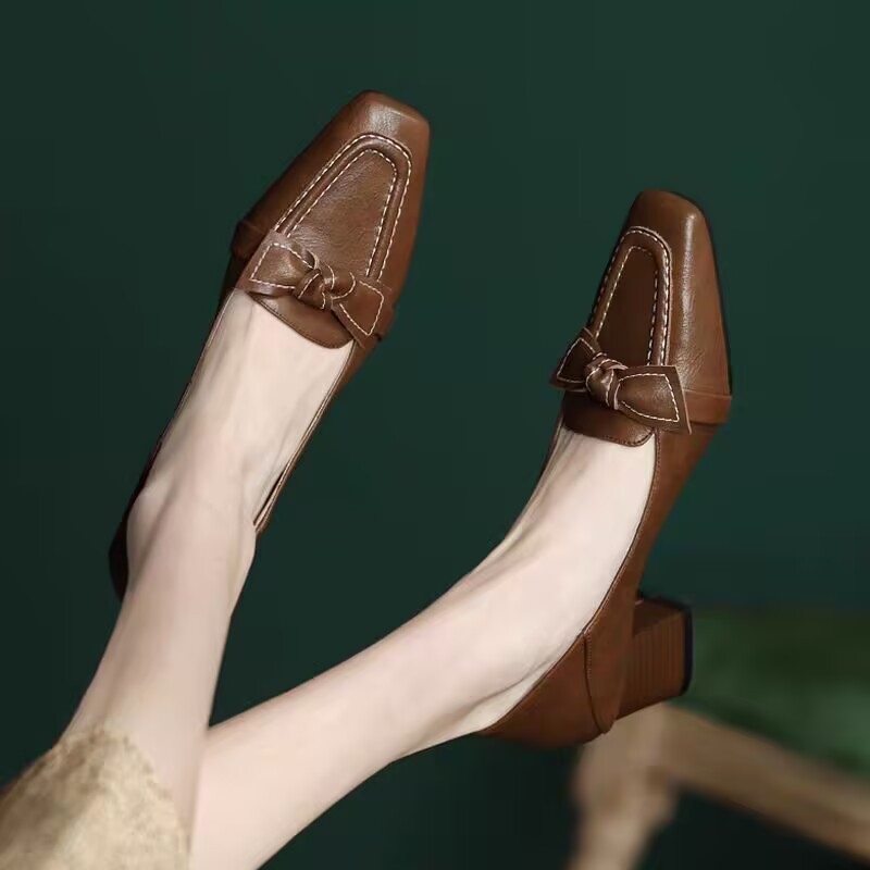 Ženske visoke potpetice s četvrtastim vrhom i debelim petom, PU gornji dio, unutarnji materijal od mikrovlakana, gumena potplata, slip-on stil