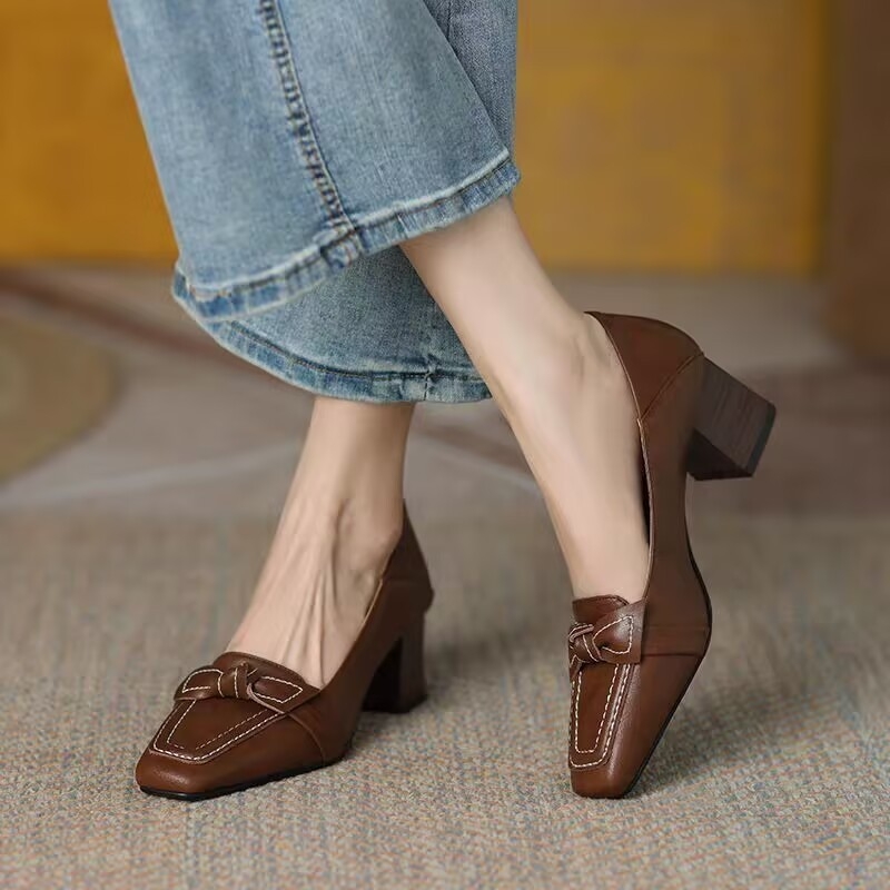 Ženske visoke potpetice s četvrtastim vrhom i debelim petom, PU gornji dio, unutarnji materijal od mikrovlakana, gumena potplata, slip-on stil