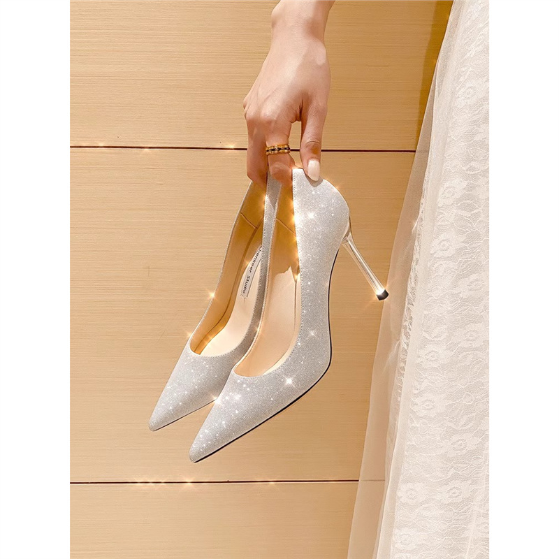 Menyasszonyi tűsarkú cipő, kristálydíszítés, denim felsőrész, gumírozott talp, kód Hk-7502