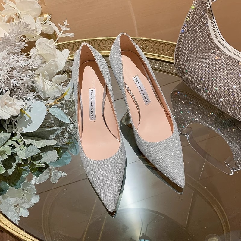 Menyasszonyi tűsarkú cipő, kristálydíszítés, denim felsőrész, gumírozott talp, kód Hk-7502