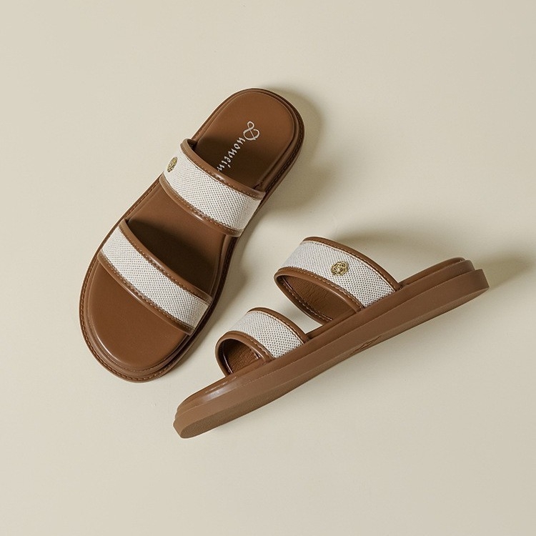 Vintage stílusú női szandál, slip-on kialakítás, PU felsőrész, gumírozott talp, pamut bélés