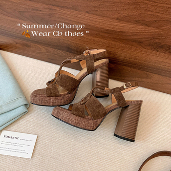 Sandale dama retro cu toc gros - vârf deschis, bretea cu o singură cataramă, toc chunky peste 8 cm, partea superioară din piele velur, talpă din cauciuc TPR