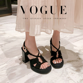 Sandale dama retro cu toc gros - vârf deschis, bretea cu o singură cataramă, toc chunky peste 8 cm, partea superioară din piele velur, talpă din cauciuc TPR