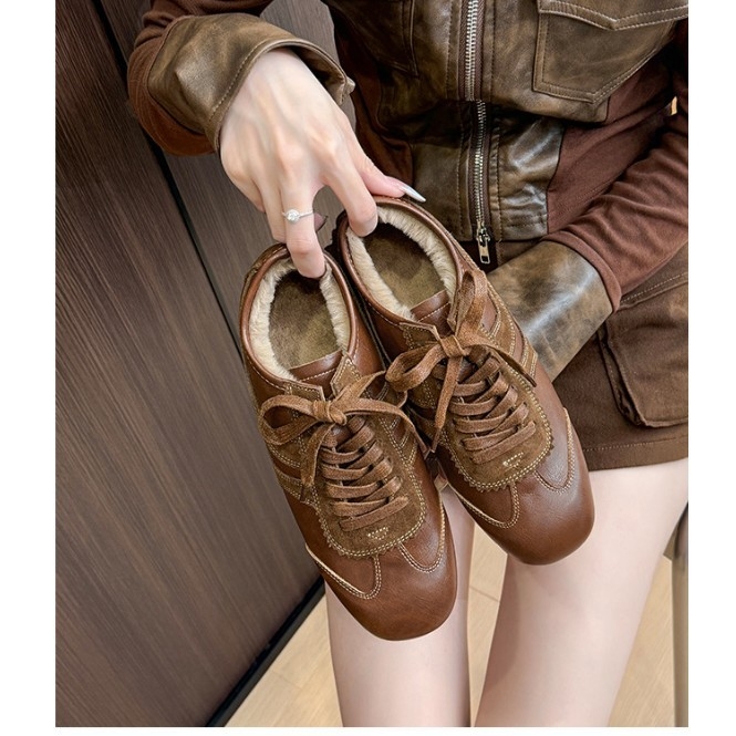 Adidași germani de antrenament în stil coreean, din piele naturală, interior din blană de iepure, vârf pătrat, toc mic 1–3 cm