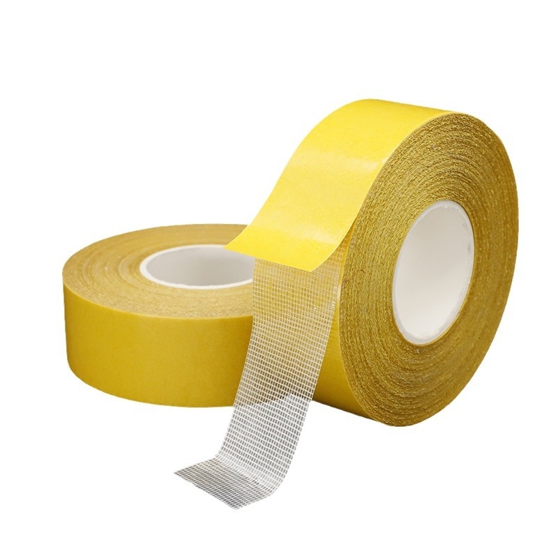 Bandă adezivă dublu față, pe bază de pânză, pentru fixarea covoarelor — antiderapantă, aderență înaltă, grosime 0.25 mm, substrat din fibră de plasă de polietilenă, viscozitate 600 N/m, folie de eliberare, miez de carton