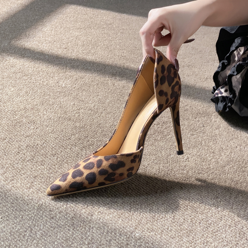 Ženske štikle s leopard printom i bočnim izrezima, špičasti nos, uski potpetice 6–8 cm, velur gornji dio