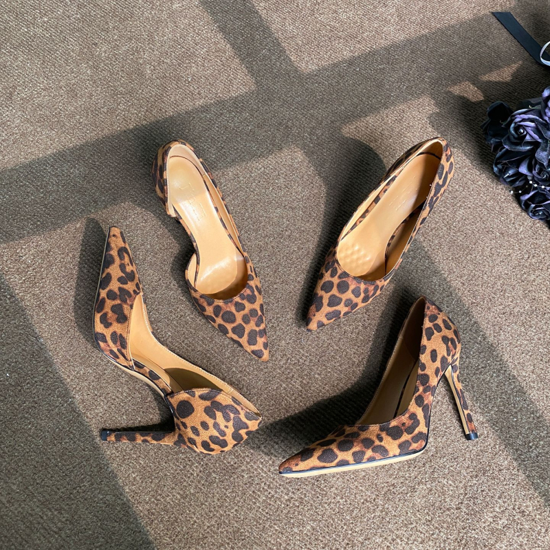 Ženske štikle s leopard printom i bočnim izrezima, špičasti nos, uski potpetice 6–8 cm, velur gornji dio