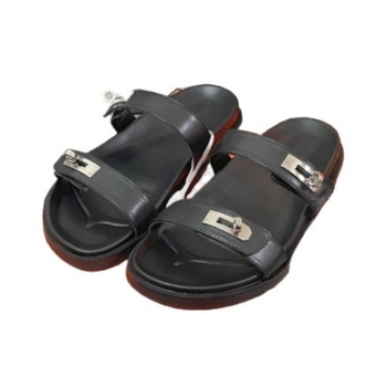 Ženske ravne sandale s metalnim kopčom; gornji dio od ovčje kože; gumeni potplat; slip-on; prozračne