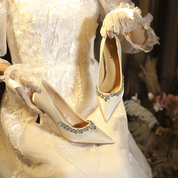 Pantofi de banchetă pentru femei, vârf ascuțit, suprafață din mătase, toc în formă de pahar, înălțime toc 6-8 cm