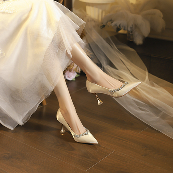 Pantofi de banchetă pentru femei, vârf ascuțit, suprafață din mătase, toc în formă de pahar, înălțime toc 6-8 cm