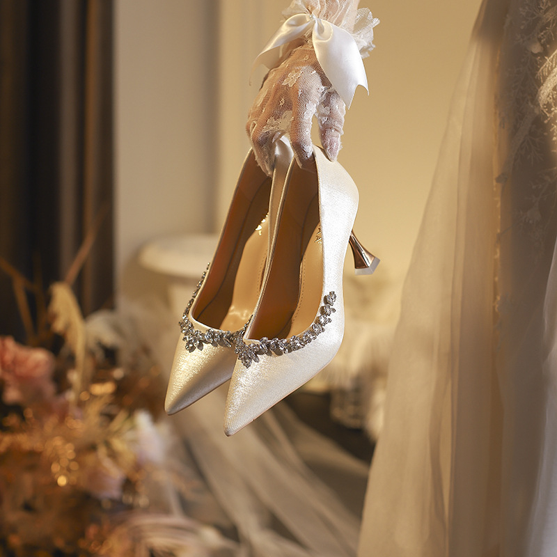 Pantofi de banchetă pentru femei, vârf ascuțit, suprafață din mătase, toc în formă de pahar, înălțime toc 6-8 cm