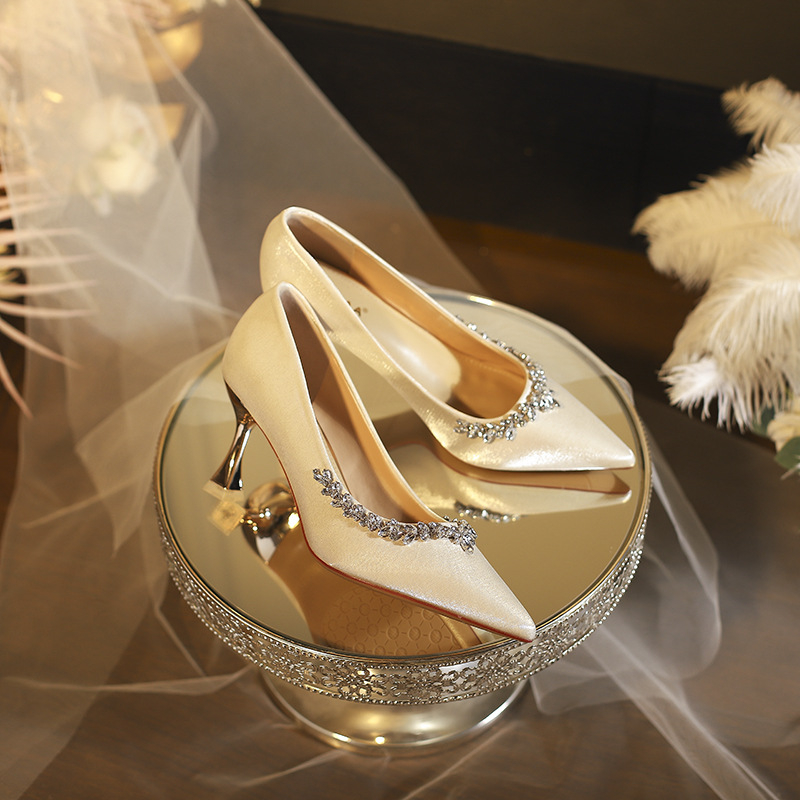 Pantofi de banchetă pentru femei, vârf ascuțit, suprafață din mătase, toc în formă de pahar, înălțime toc 6-8 cm