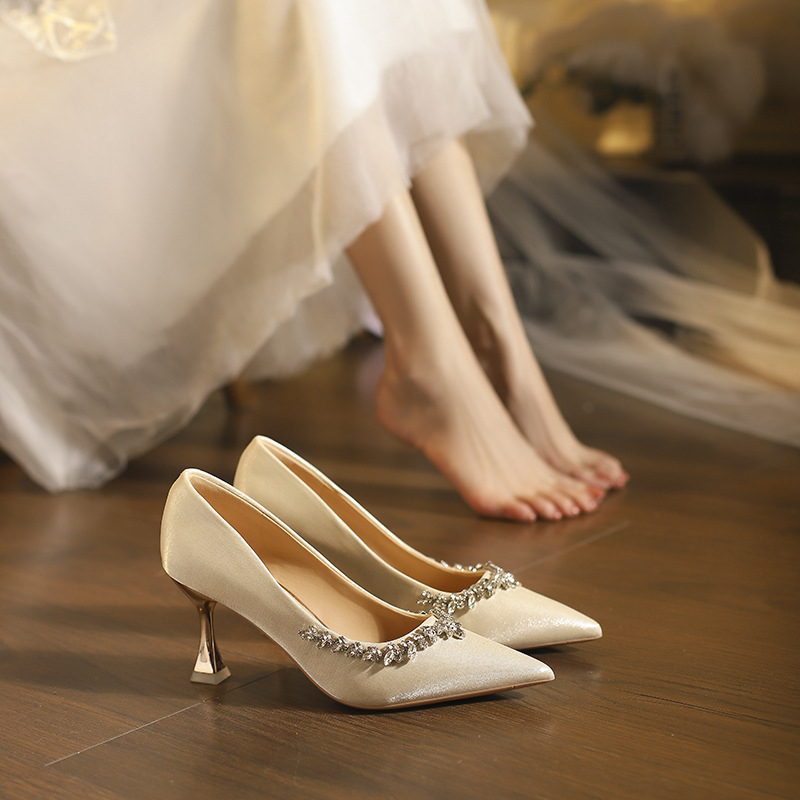 Pantofi de banchetă pentru femei, vârf ascuțit, suprafață din mătase, toc în formă de pahar, înălțime toc 6-8 cm