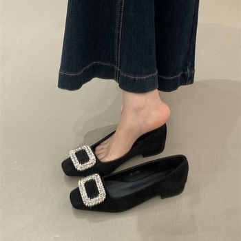 Ženske ravne cipele u francuskom stilu, gornji dio od suedea, kvadratna špic, slip-on, niski pet.