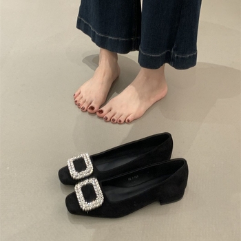Ženske ravne cipele u francuskom stilu, gornji dio od suedea, kvadratna špic, slip-on, niski pet.