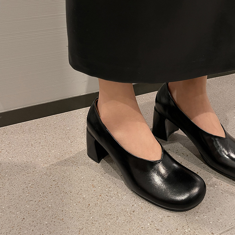 Crvene ženske slip-on cipele s okruglom prednjom i debelim srednjim petom