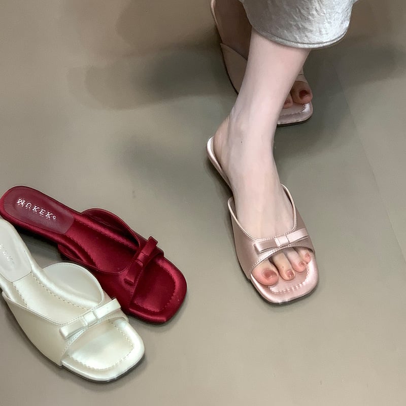 Thong sandale s mašnicom, francuskog stila; gumena potplata; unutarnji materijal poliester; debljina potplata 0–3 cm; protuklizna; ravna potplata