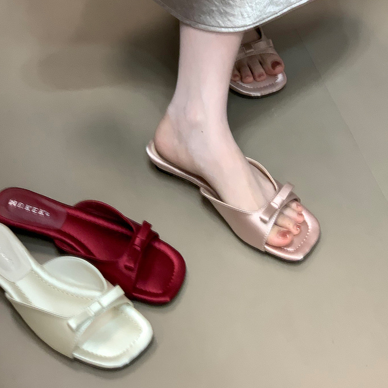 Thong sandale s mašnicom, francuskog stila; gumena potplata; unutarnji materijal poliester; debljina potplata 0–3 cm; protuklizna; ravna potplata