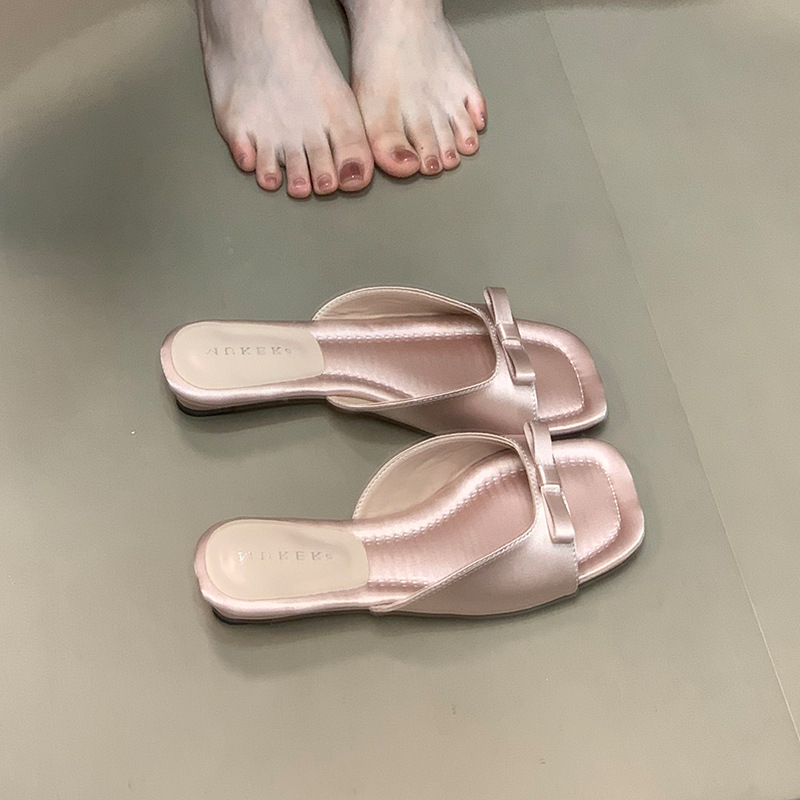 Thong sandale s mašnicom, francuskog stila; gumena potplata; unutarnji materijal poliester; debljina potplata 0–3 cm; protuklizna; ravna potplata