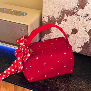 Prenosna kozmetička torbica s uzorkom mašne, tekstilni vanjski dio, podstava od poliester, periva