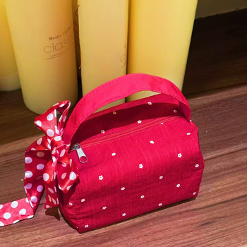 Prenosna kozmetička torbica s uzorkom mašne, tekstilni vanjski dio, podstava od poliester, periva